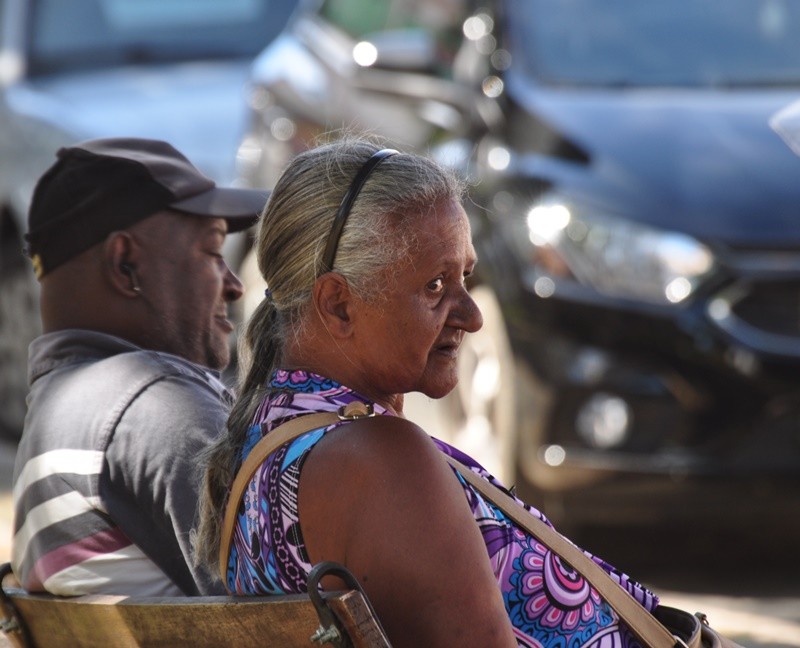 "Um furtivo olhar dos ` jubilados `...ler" de Decio Badari