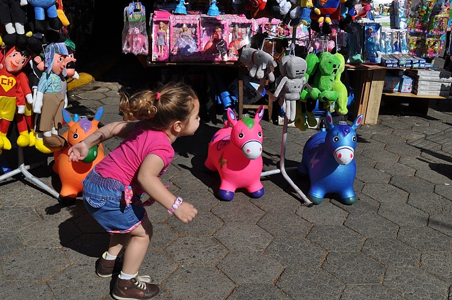 "O encanto da menina com a variedade de brinquedos." de Decio Badari