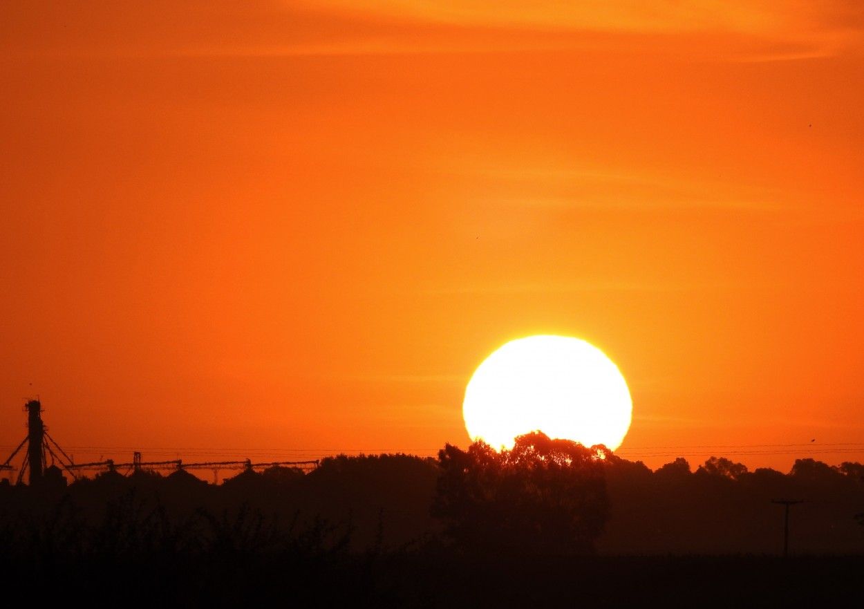 "Cae el Sol y el cielo se tie de naranja..." de Marcelo Di Marco