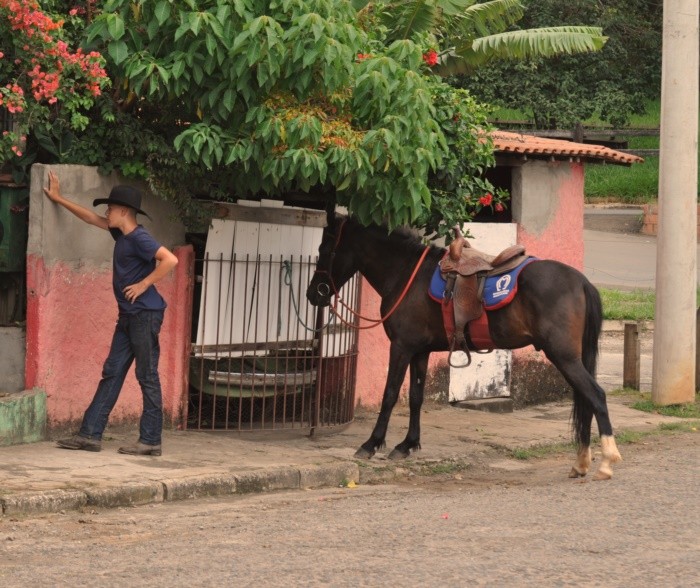 "Manh de domingo, esperando a noiva...ler" de Decio Badari