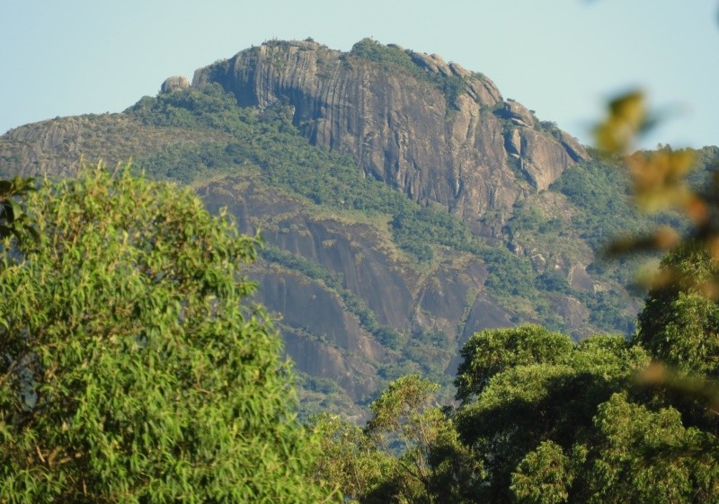 "Uma moldura para a Serra do Lopo  assim...ler" de Decio Badari