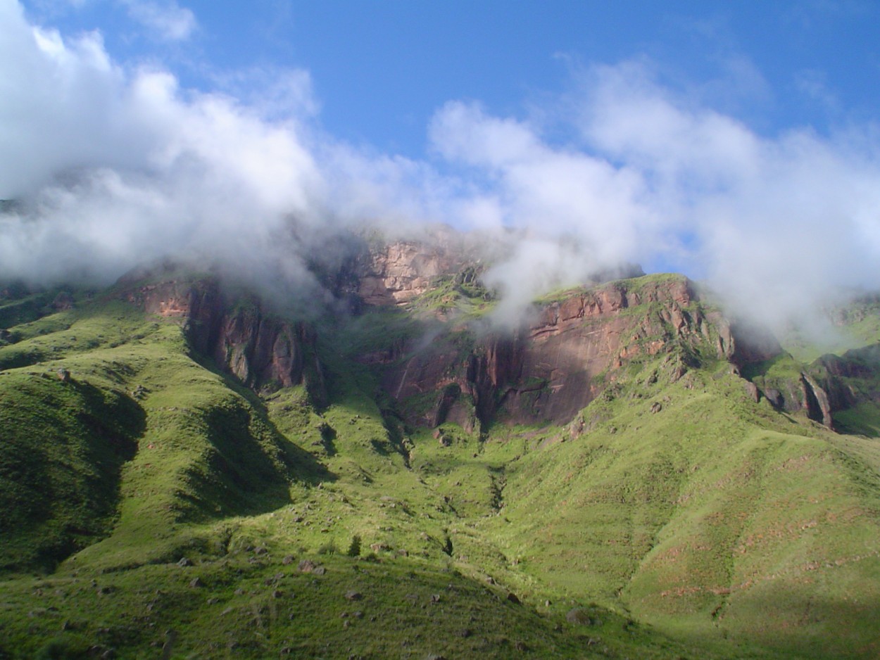 "Cerro entre nubes" de Marcela Villares