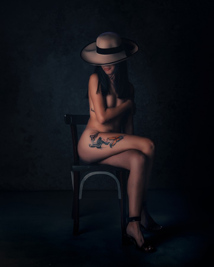 "Desnuda y con sombrero" de Gustavo Kin
