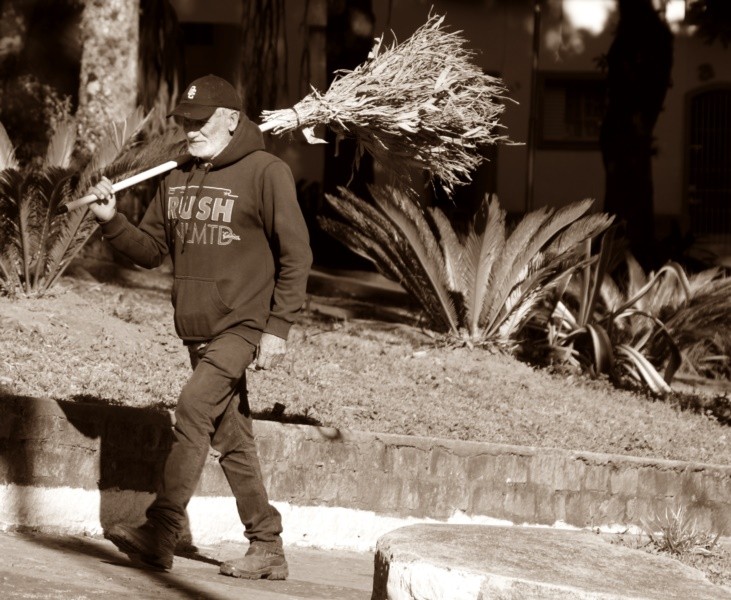 "Ele mantem nossas ruas e praas limpas.....ler" de Decio Badari