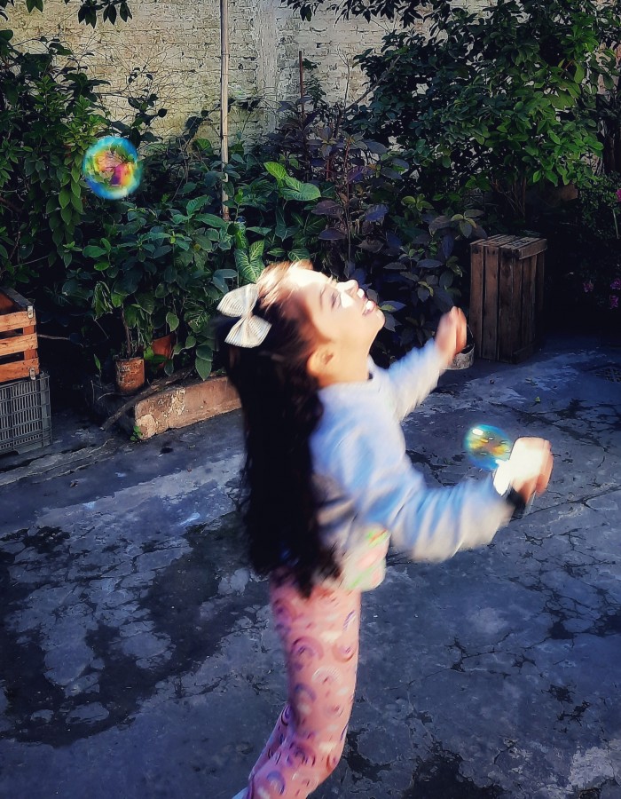 "Persiguiendo burbujas a los saltos" de Ana Piris