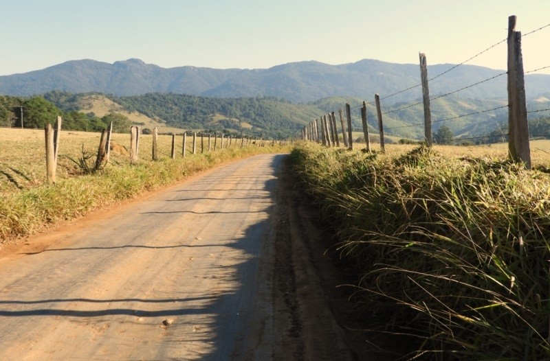 "Caminhada desta manh na estrada rural..leia" de Decio Badari