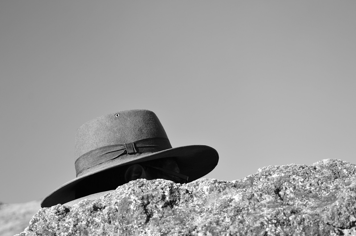 "piedra y sombrero" de Marcos Pedro Escudero