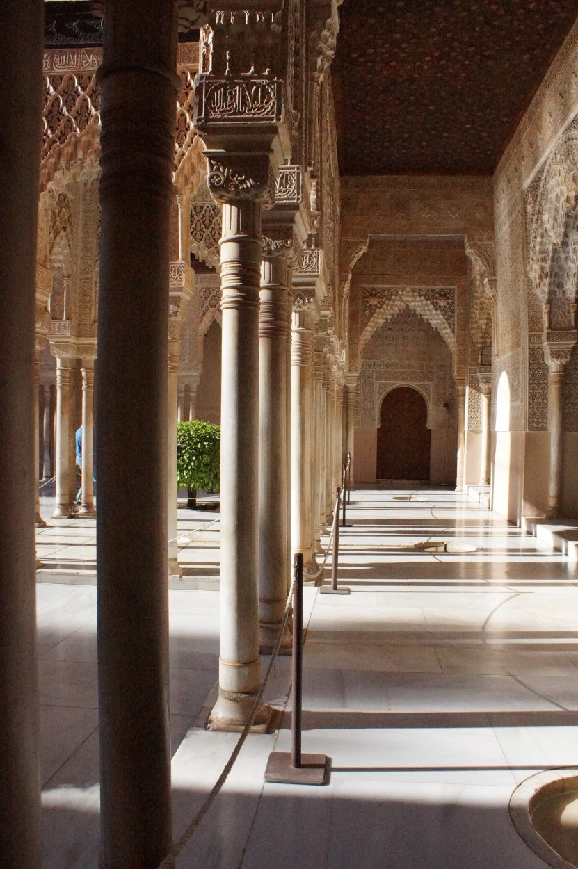 "La Alhambra, galeria del patio" de Susana Valentinuz