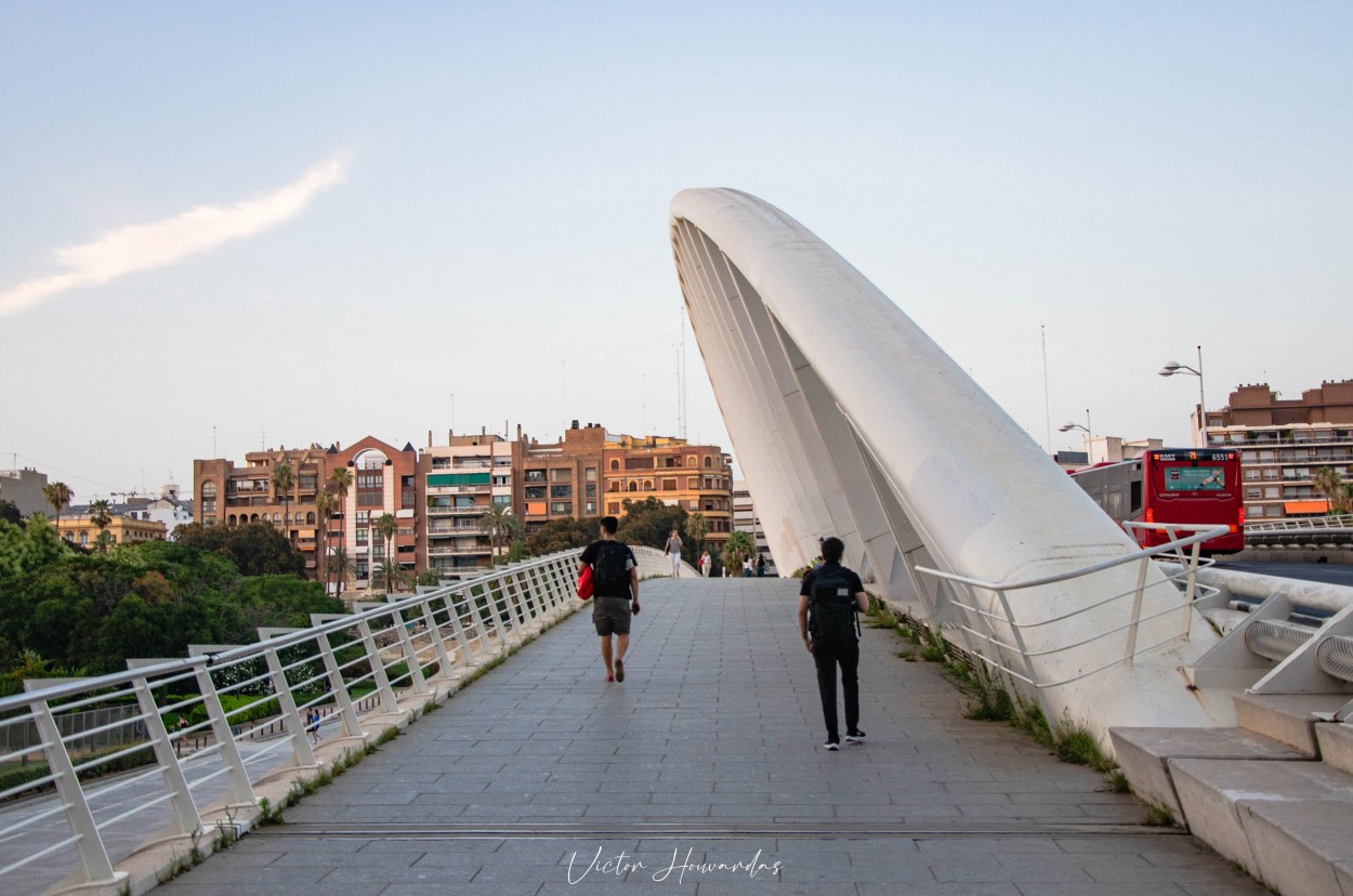 "Sobre el puente" de Victor Houvardas