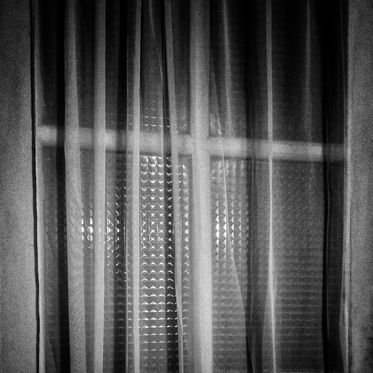 "Tras la cortina" de Ana Piris