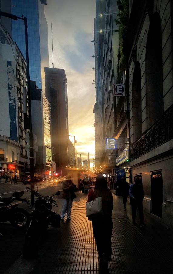 "Atardecer en la ciudad" de Mara Baiza