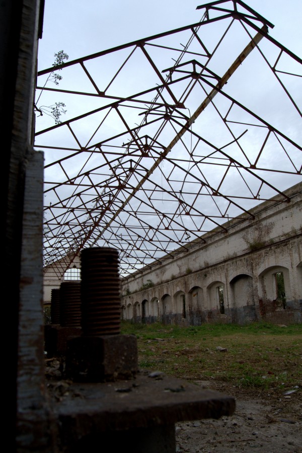 "estructuras" de Ruben Armando Segovia