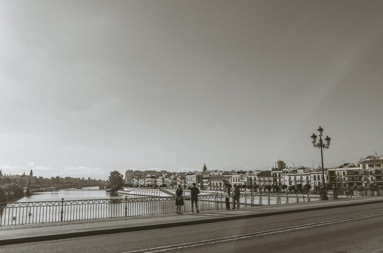 "PUENTE DE TRIANA -SEVILLA" de Victor Houvardas