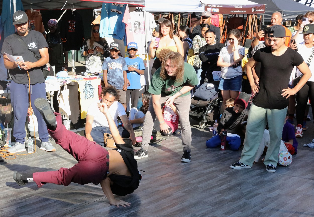 "Concurso de break dance." de Francisco Luis Azpiroz Costa