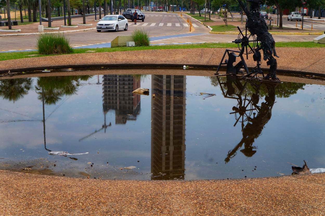 "Reflejos en agua sucia" de Ana Piris