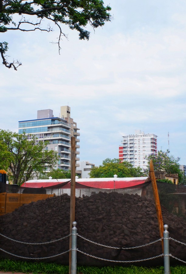 "Arreglando la costanera contra los embates del ro" de Ana Piris