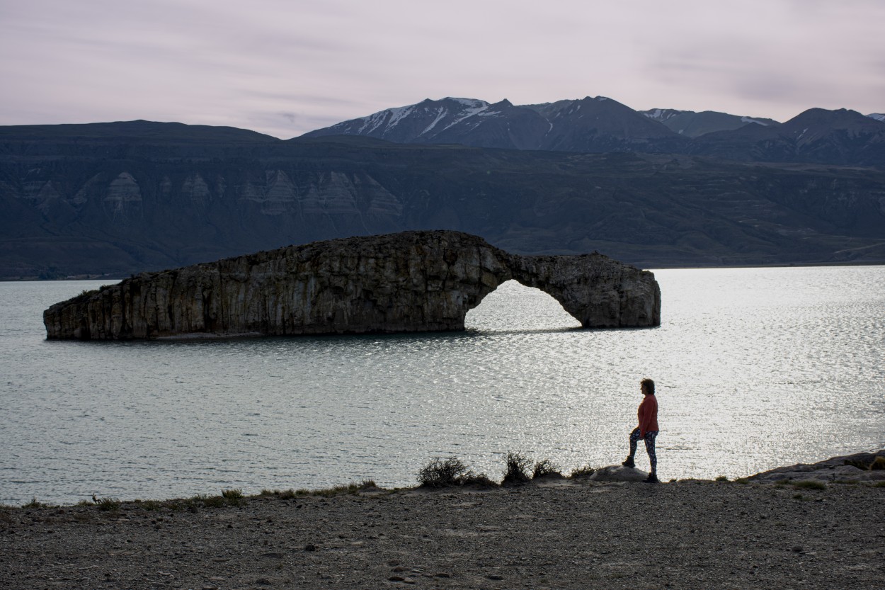 "Contemplando el Lago Posadas" de Daniel Oliveros