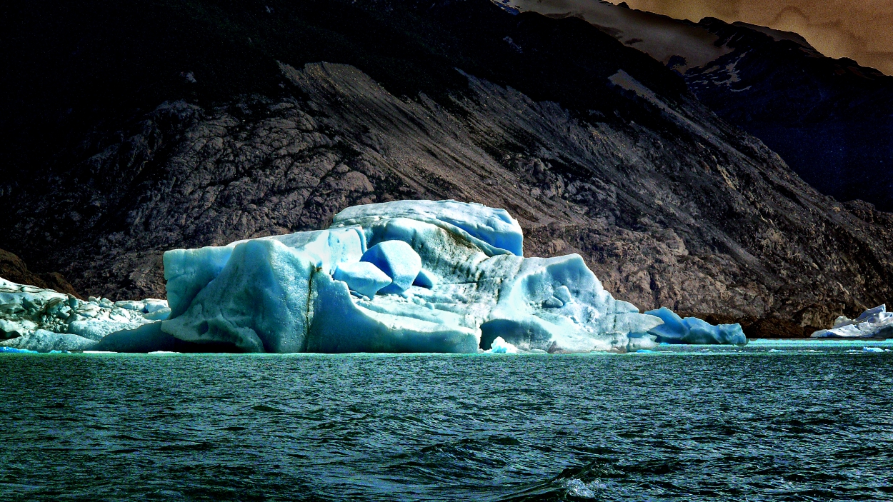 "Gran tempano desprendido del Glaciar Upsala" de Juan Carlos Barilari