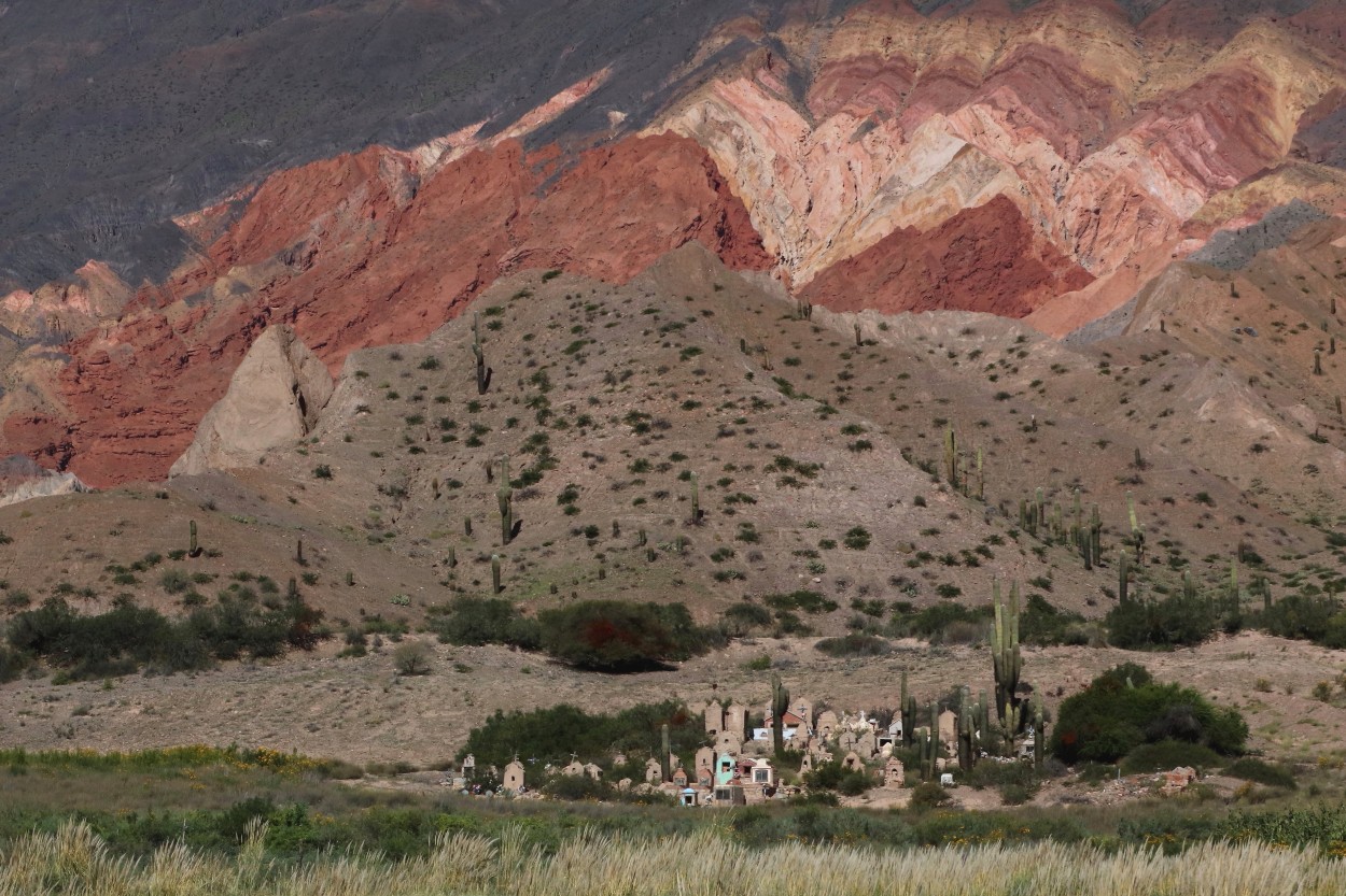 "Cementerio al pie de los cerros." de Francisco Luis Azpiroz Costa