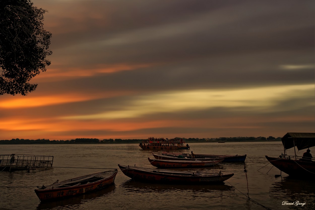 "Atardecer en Varanasi/Indi" de Alberto Daniel Gangi