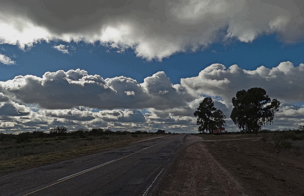 "Cielo parcialmente nublado y ruta..." de Gustavo Luben Ivanoff