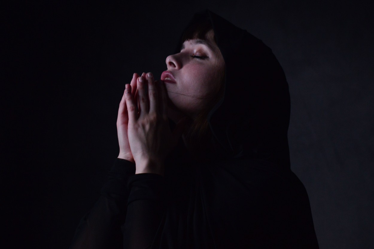 "Orando a su Dios" de Elisabet Monica Saint Andre ( Moni )
