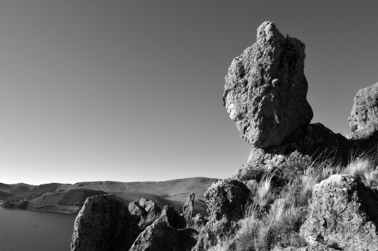 "la piedra y el lago" de Marcos Pedro Escudero