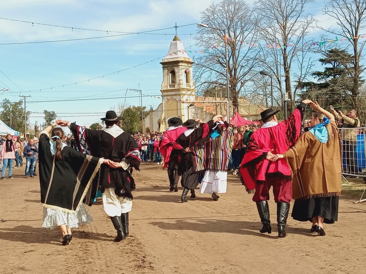 "Aniversario del Pueblo" de Mariela Trazar