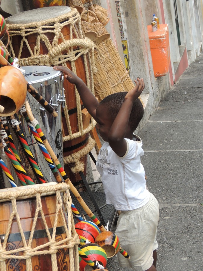 "Menino percussionista" de Gerardo Mirkin