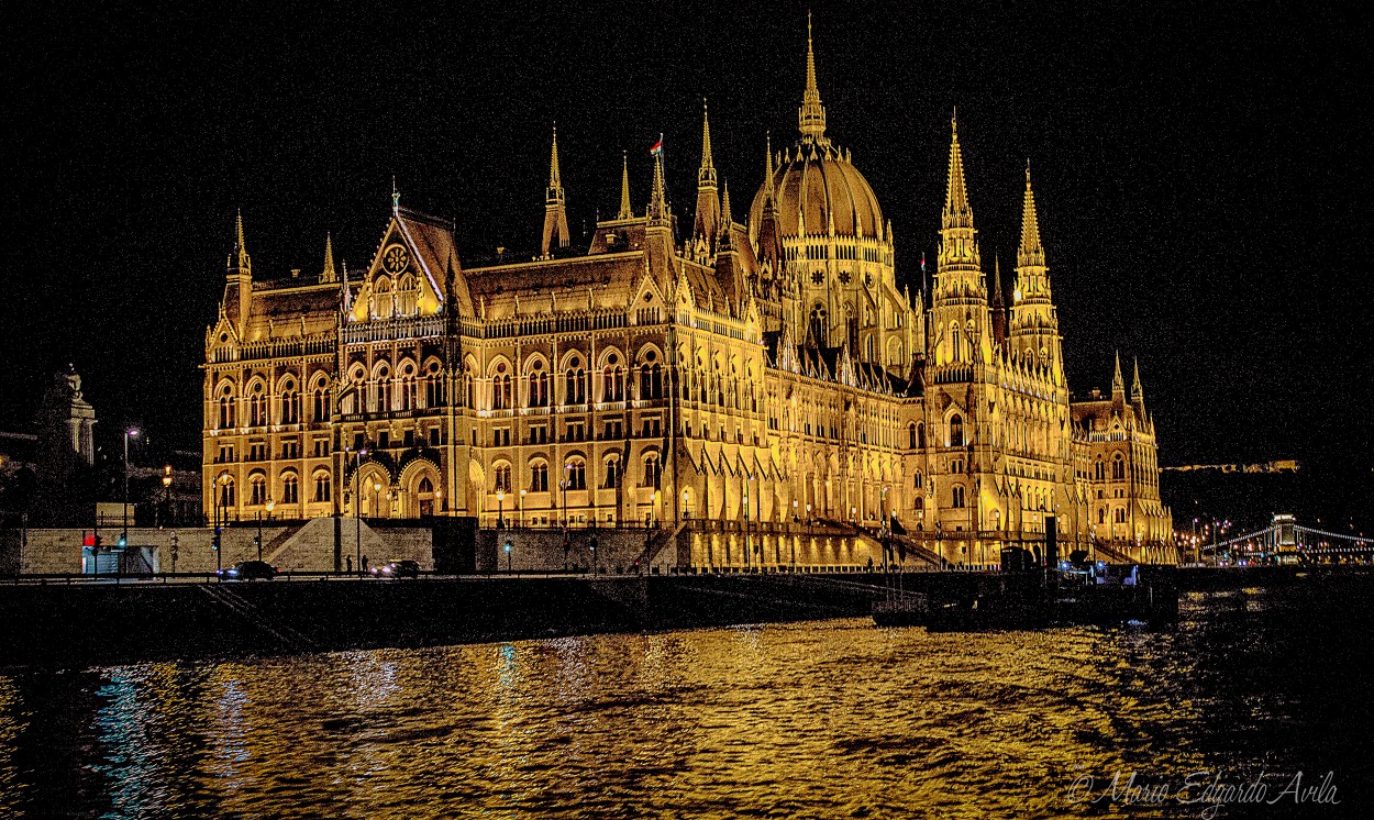 "danubio de noche - parlamento de budapest" de Mario Edgardo Avila