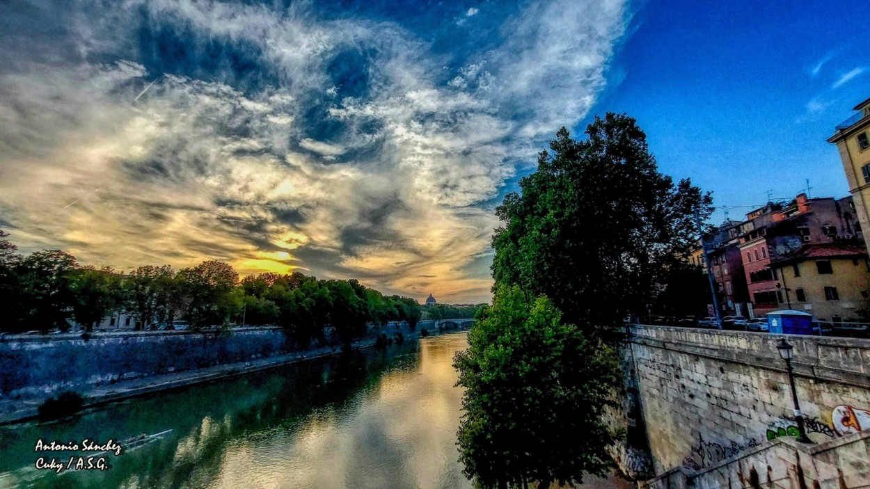 "** El Rio Tiber y el Vaticano al Fondo **" de Antonio Snchez Gamas (cuky A. S. G. )