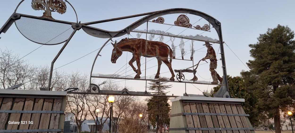 "Homenaje al trabajador de la tierra." de Maria Olivarez