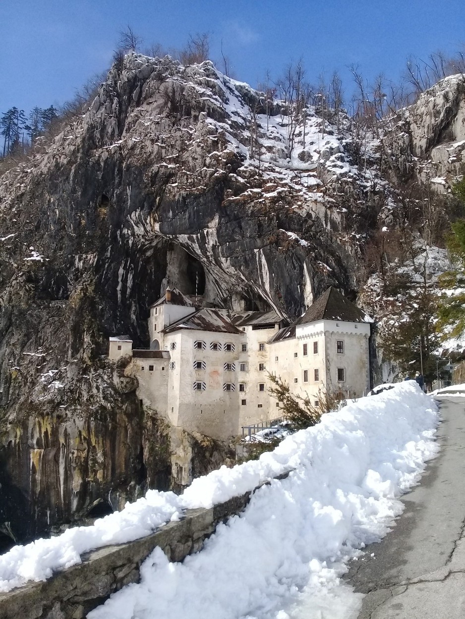 "Castillo de Predjama" de Mariela Trazar