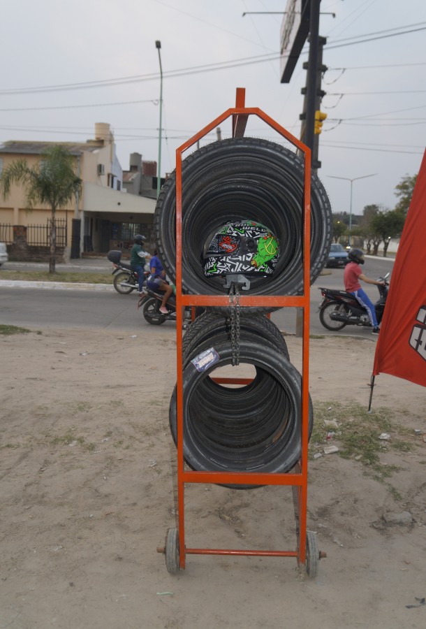 "El casco encontr lugar" de Ana Piris