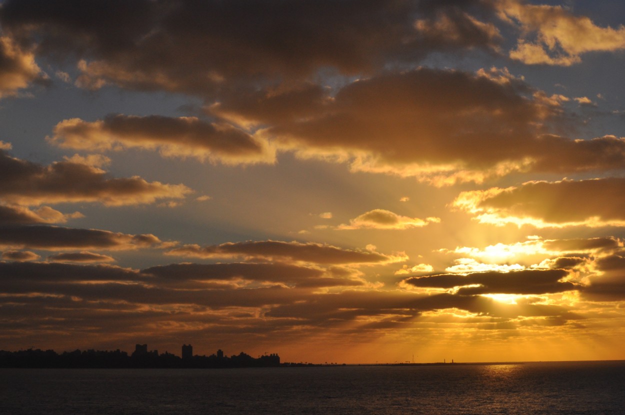 "Amanece sobre la ciudad..." de Maria Isabel Hempe