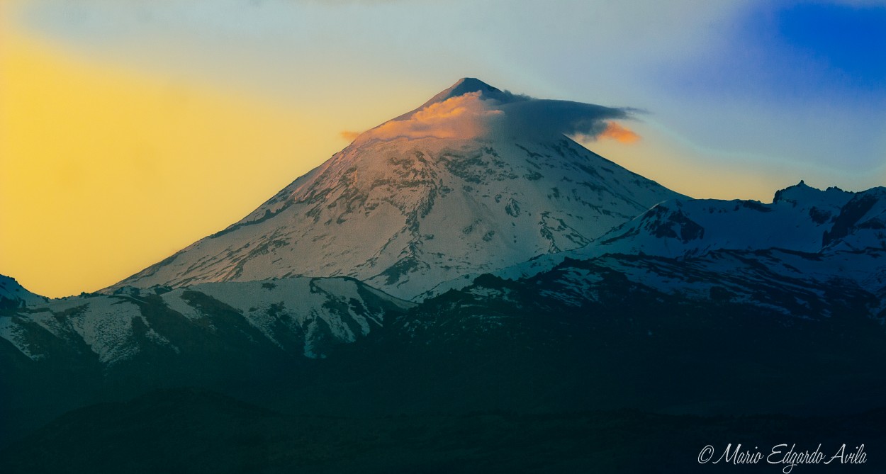 "CAE LA TARDE SOBRE EL VOLCAN" de Mario Edgardo Avila