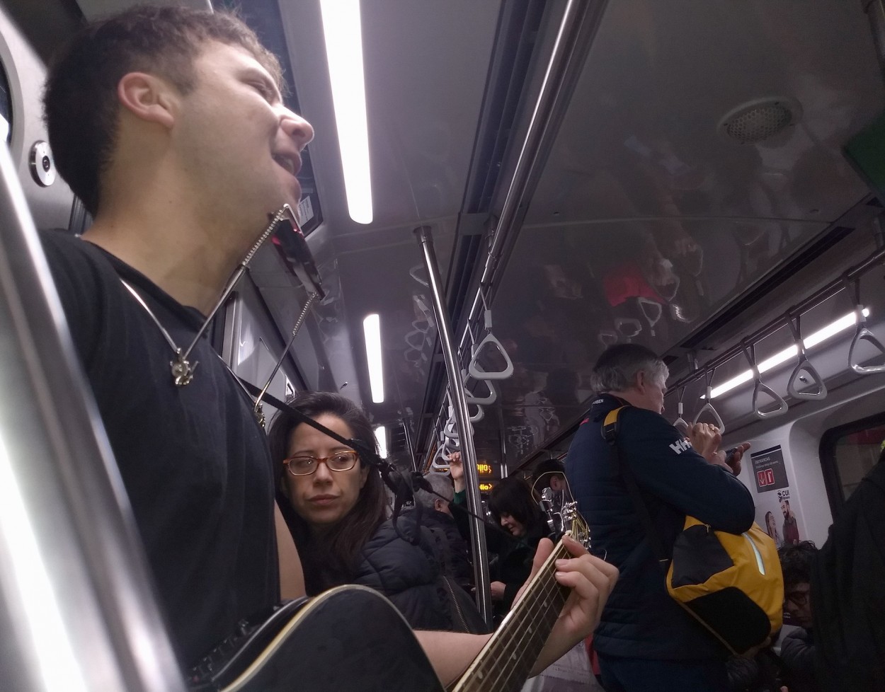 "En el subte." de Hugo A. Hazaki