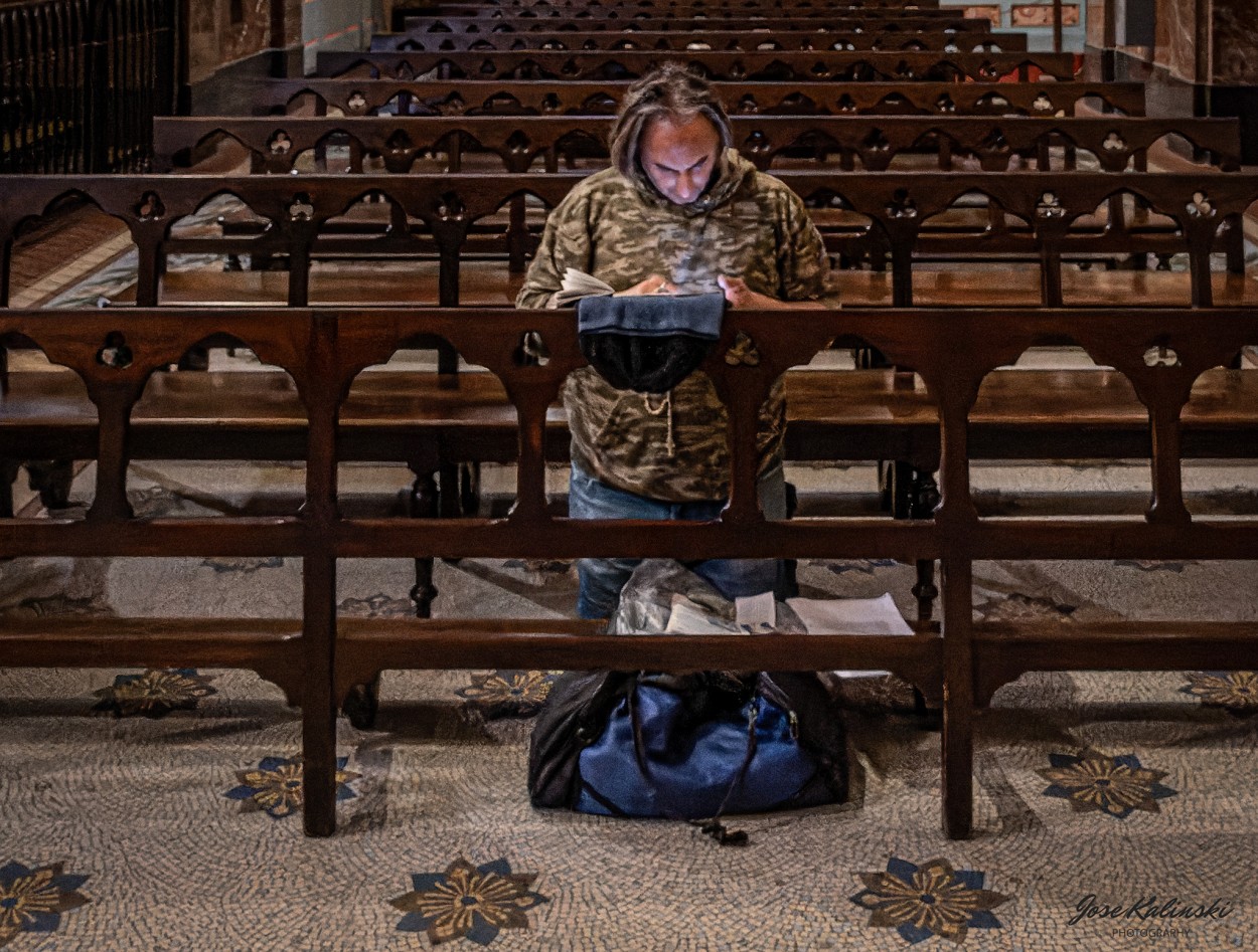 "Rezando en la Catedral Metropolitana" de Jose Carlos Kalinski