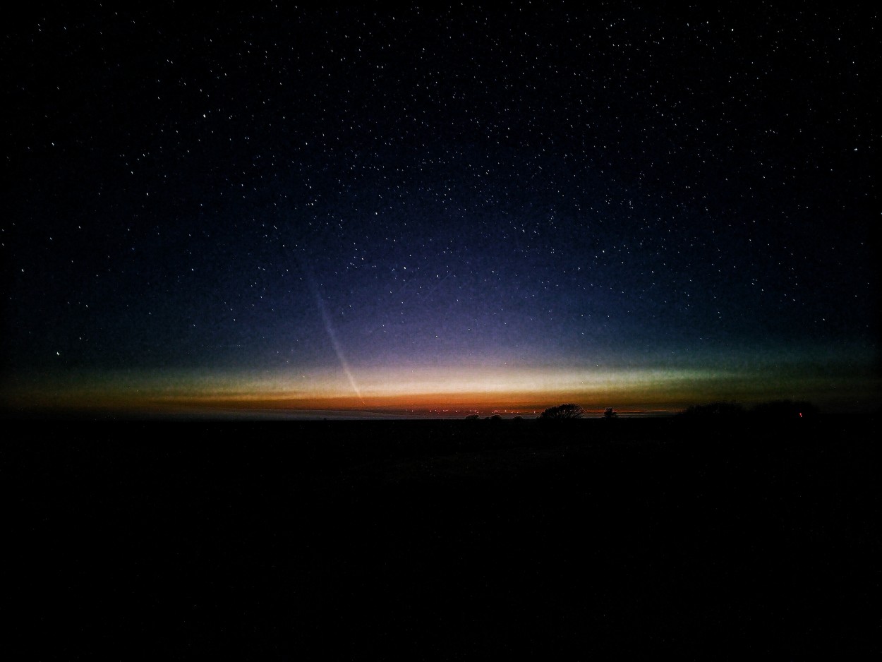 "5:18 am, en la ruta,buscando al cometa" de Marcelo Di Marco