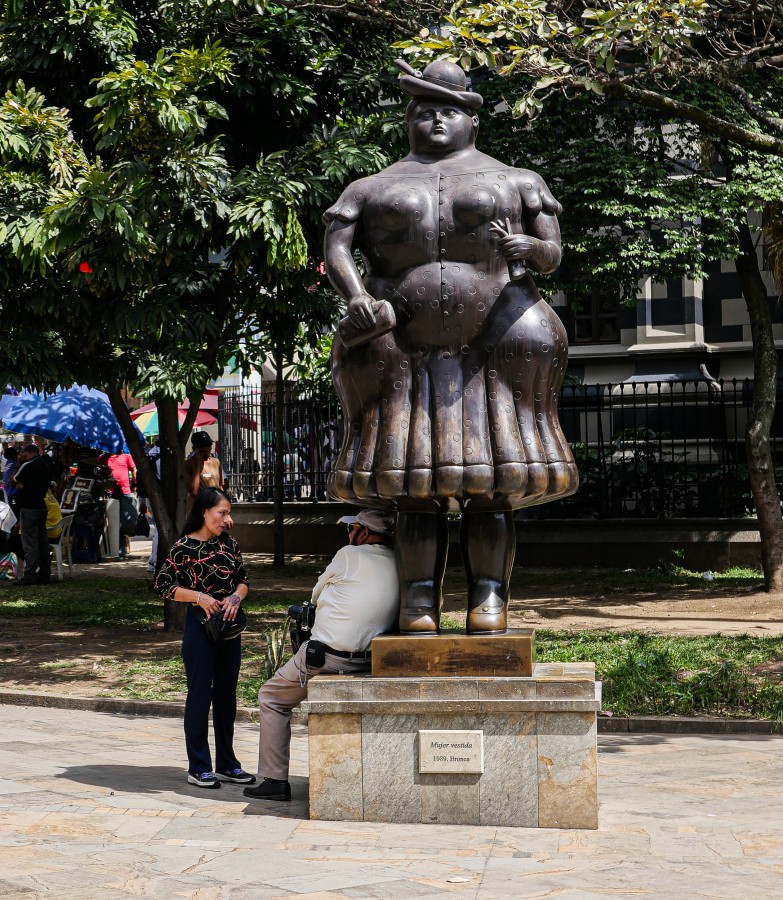 "A la sombra de las polleras de Bottero" de Esteban Eberle