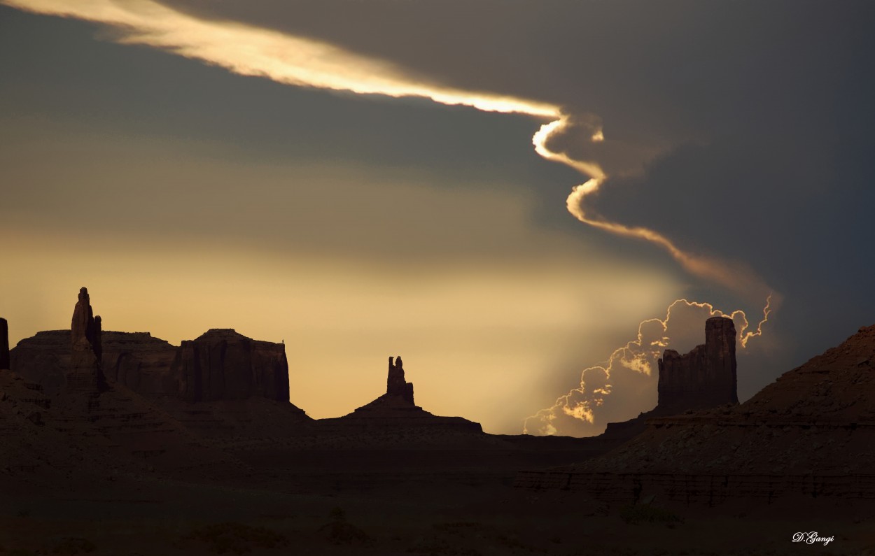 "Muere la tarde en Monument Valley/USA" de Alberto Daniel Gangi