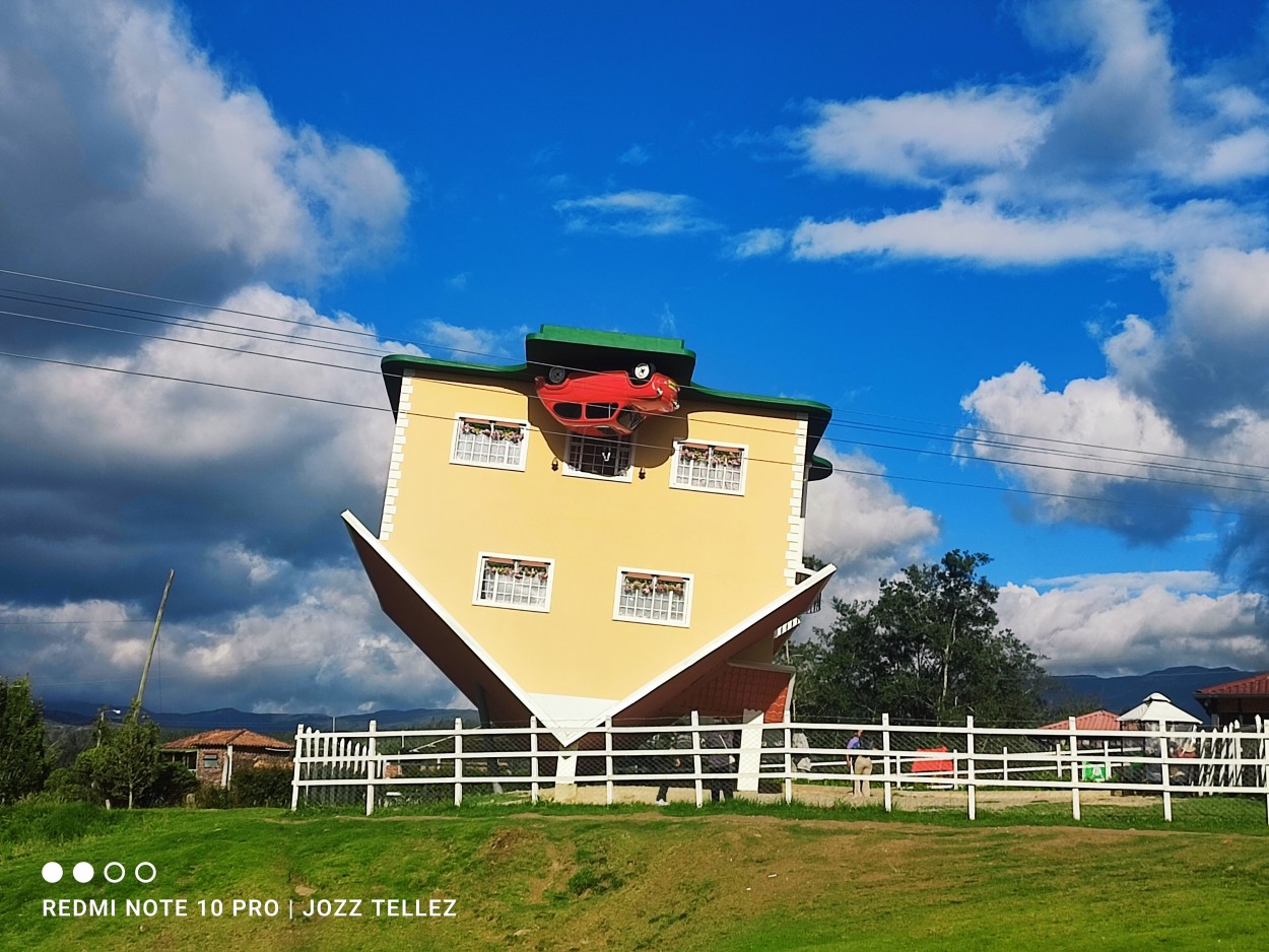 "la casa de alreves" de Jose Luis Tellez Alarcon