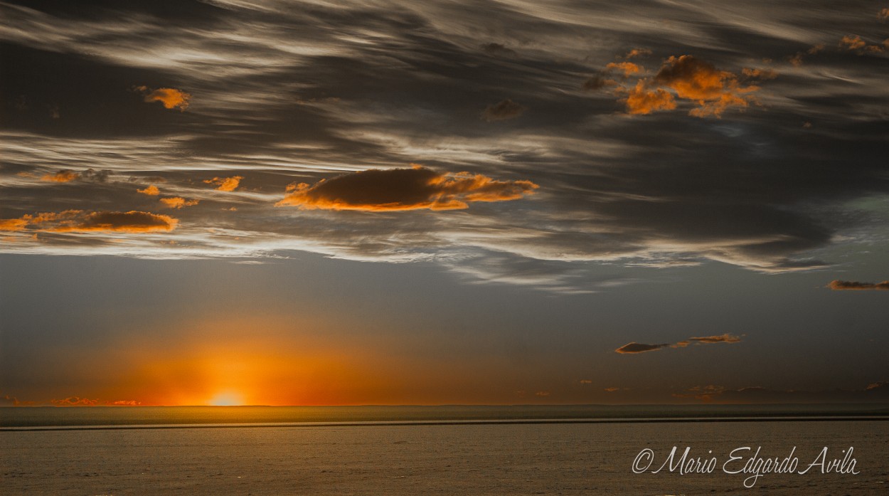 "SALINAS DEL GUALICHO- ATARDECER" de Mario Edgardo Avila