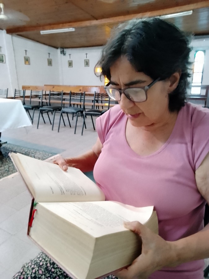 "Toda ella, leyendo otra vez" de Emilce Beatriz Campusano