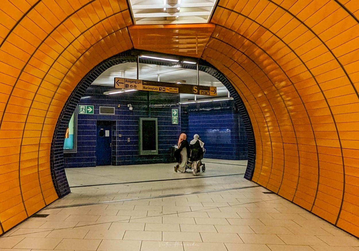 "En el metro-Munich" de Victor Houvardas