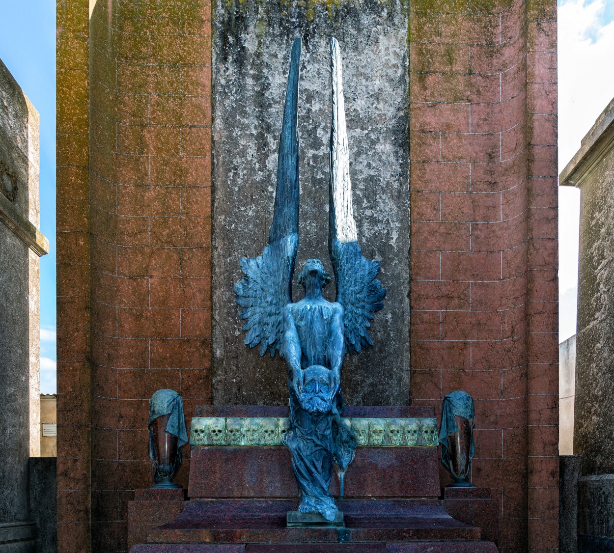 "Cementerio de Pig,obra de Numa Ayrinhac" de Alfredo Fushimi