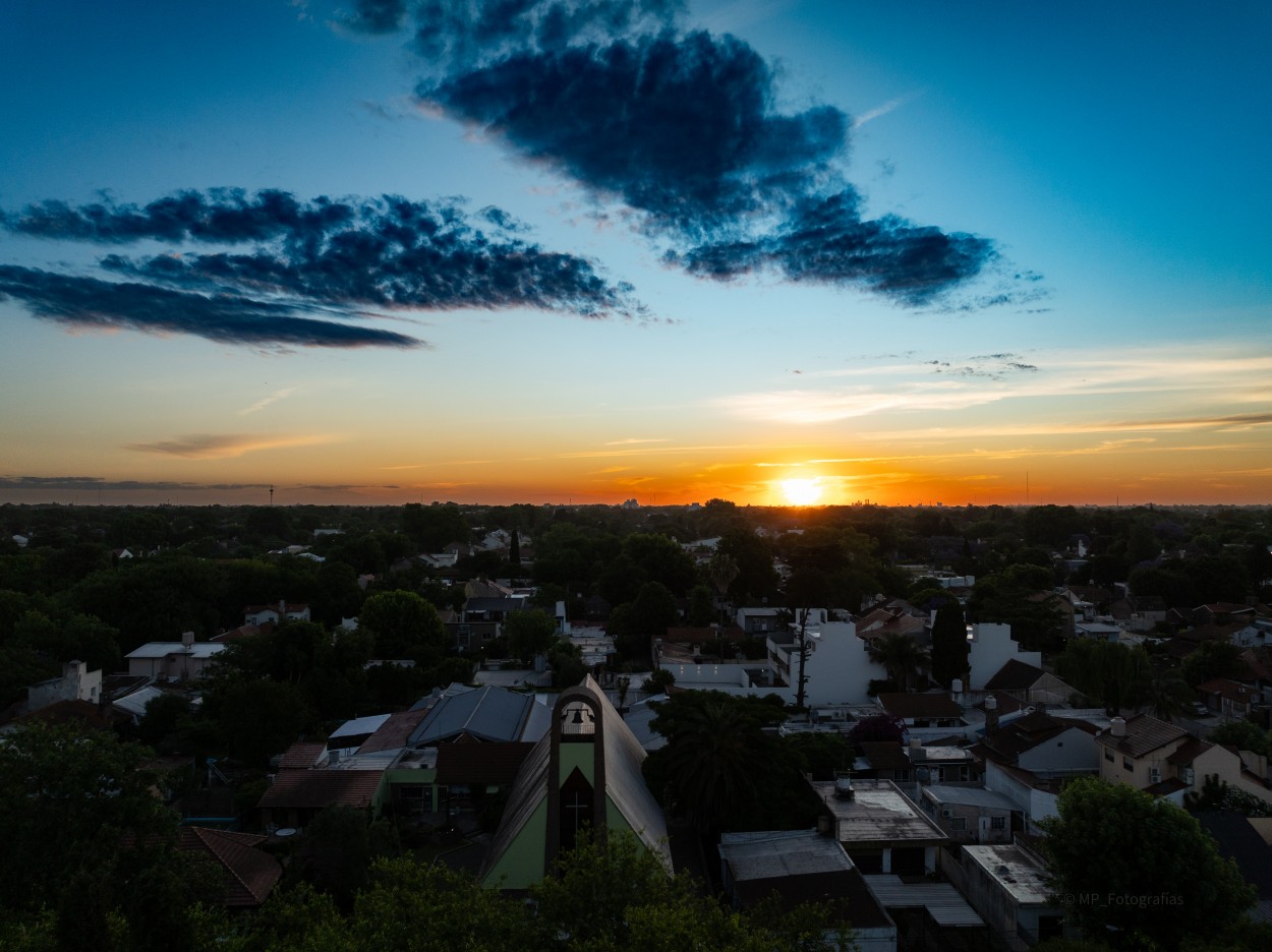 "Atardecer de un da cotidiano." de Marcelo Perez