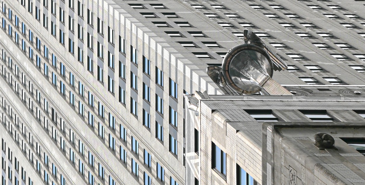 "Sobrevolando el Edificio Chrysler" de Luis Alberto Bellini