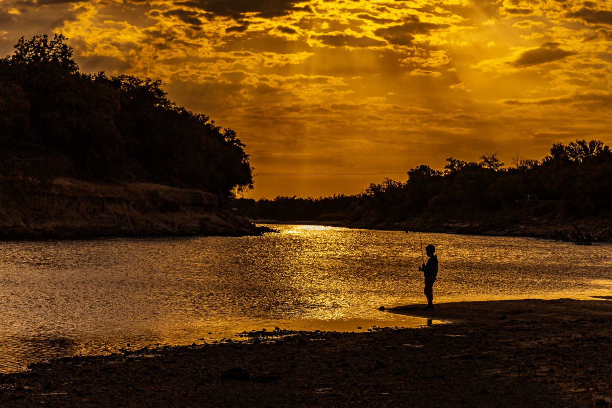 "Pescando en el ro" de Ruben Piga