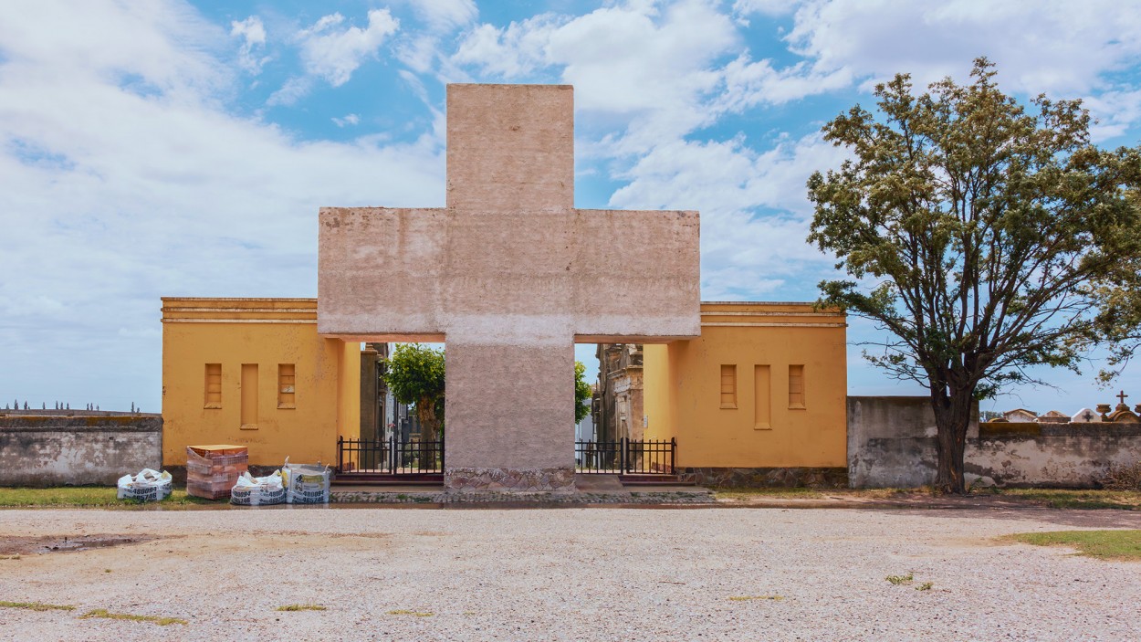 "Under construction - Cementerio Saavedra" de Alfredo Fushimi